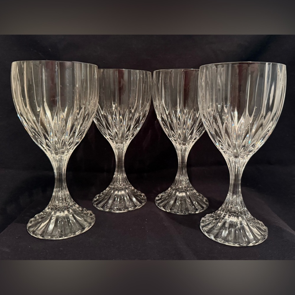 4 Mikasa Park Lane wine glasses. 8oz